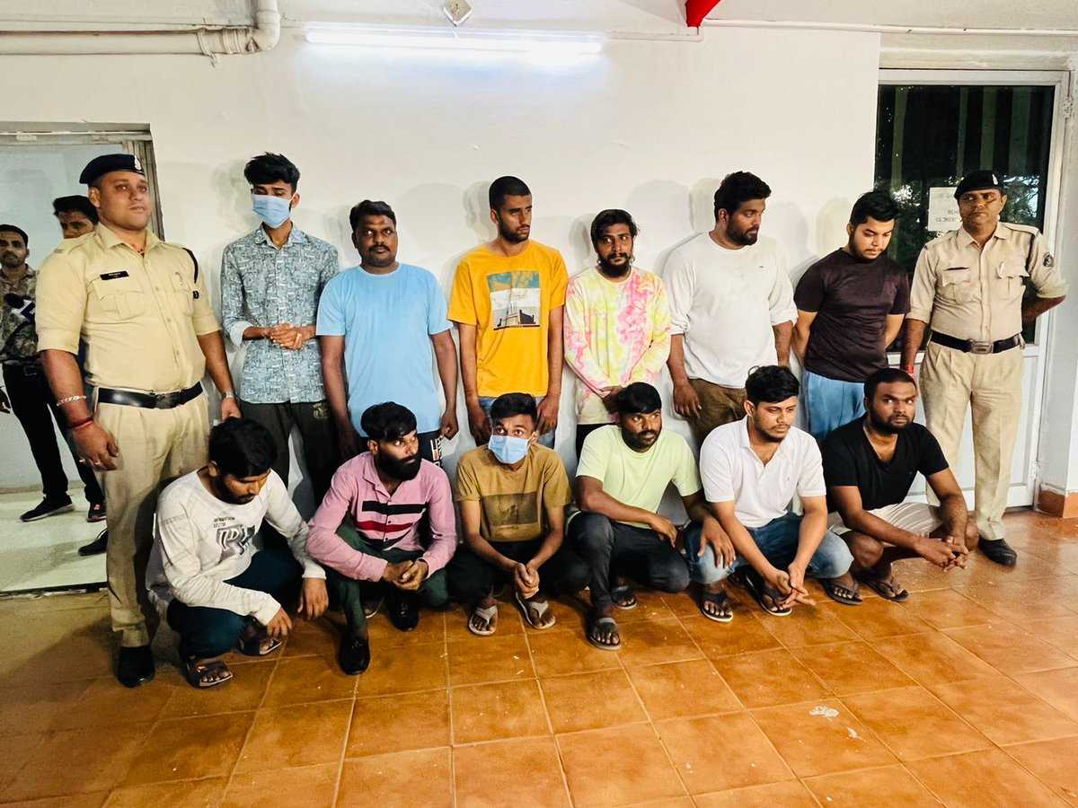 ऑनलाइन सट्टा महादेव बुक पर रायपुर पुलिस द्वारा बड़ी कार्यवाही करते हुए कुल 12 आरोपियों को कर्नाटक, आंध्र प्रदेश एवं छत्तीसगढ़ के अन्य क्षेत्रों से ऑपरेशन चलाकर गिरफ्तार किया गया। #RaipurPolice