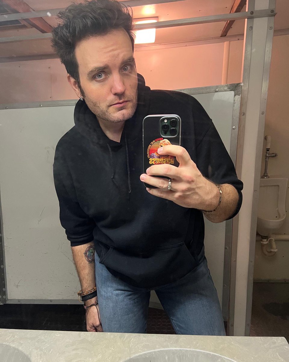 DaddyDearest40's tweet photo. You canโt tell but Iโm being cruised in this haunted restroom by some sketchy ghost ๐ป
#gay #gayman #ghost #gayghost #hotguy #hotgayguy #sexy #haunted #cruising https://t.co/hxiPeYEfU2