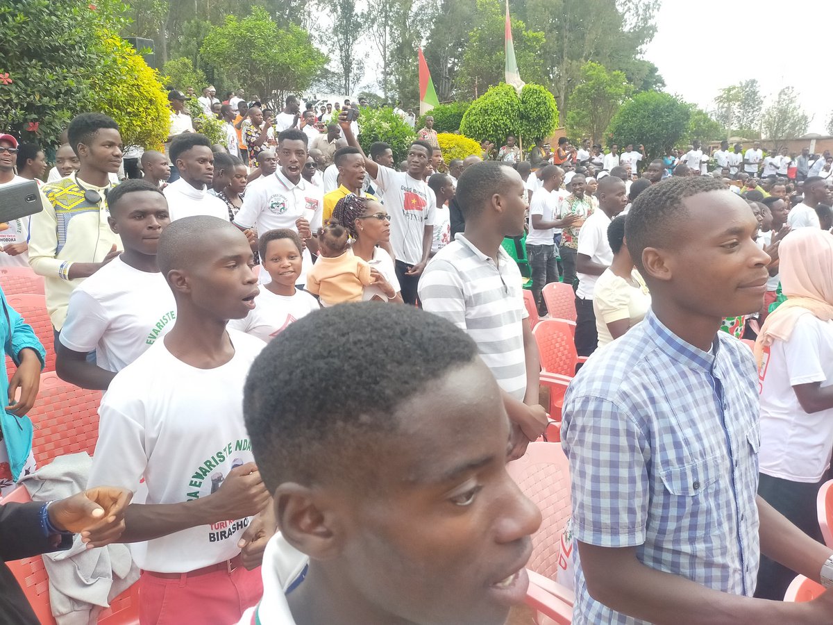 GitegaVuturaa's tweet photo. #Gitega. En ce dimanche du 9/10/2022, la ligue des Jeunes #IMBONERAKURE ressortissants de la Commune Universitaire de @Gitega: FABI, UPG, ISPG et UEA Mweya se réunissent dans la permanence nationale du @CnddFdd Gitega pour les festivités de clôture de l'année académique 2021-2022 https://t.co/AetYnLxCDc
