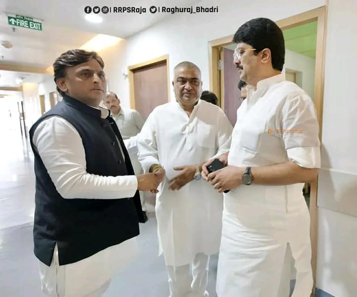 parmanandyadavv's tweet photo. जनसत्ता दल के राष्ट्रीय अध्यक्ष  @Raghuraj_Bhadri जी माननीय नेता जी के स्वास्थ्य के बारे में जानकारी लेने के लिए मेदांता पहुंचे।
 आदरणीय श्री #अखिलेश_यादव जी से मुलाकात कर नेता जी के स्वास्थ्य के बारे में जानकारी ली
और उनके शीघ्र स्वस्थ होने की कामना की I
#getwellsoonnetaji https://t.co/oNFyPqRsSm