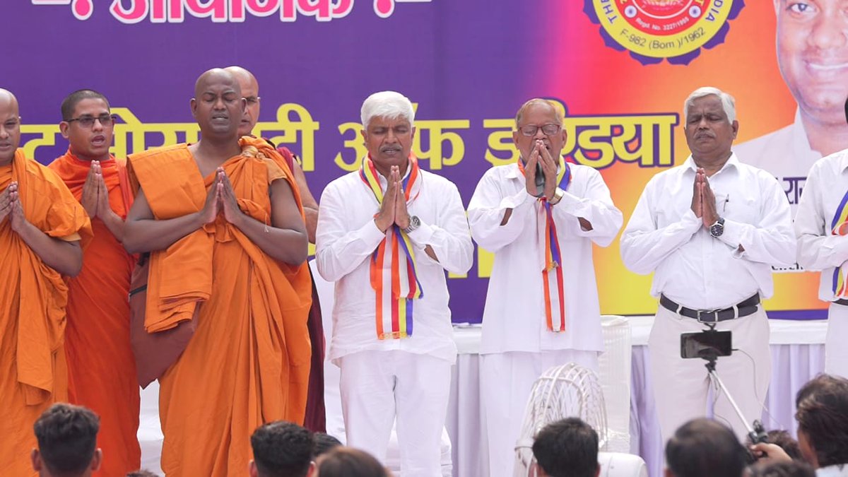 अम्बेडकरवादी नेता <a href="/AdvRajendraPal/">(समण) Rajendra Pal Gautam</a> से आम आदमी पार्टी ने जिस तरह इस्तीफा ले लिया है, उससे अम्बेडकरवादियों को समझना चाहिए कि बाबासाहेब की तस्वीर लगाने से कोई पार्टी दलित हितैषी नहीं हो जाती। <a href="/ArvindKejriwal/">Arvind Kejriwal</a> को अपने पोस्टरों में बाबासाहेब की तस्वीर लगाने का ढोंग बंद कर देना चाहिए।