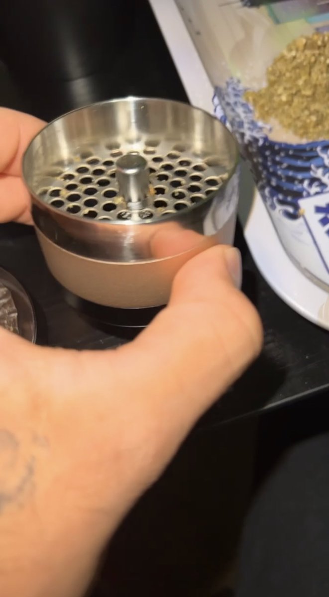 Timo2MarZ's tweet photo. @FlowerMillUSA > all other grinders
Grinds a 3.5 soo fast and easy and makes is so fluffy too! Couldnt be happier, worth the price! 
#CannabisCommunity #flowermill #stoner https://t.co/YIcqecLtCu