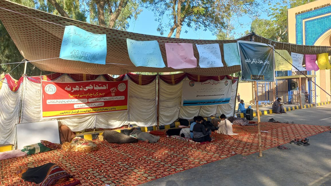 ShanzBal0ch's tweet photo. There is Resistance to change
#NoFeesOnReserveSeatsInIUB
#TokenHungerStrikeIUB https://t.co/KhVxN8HoFt