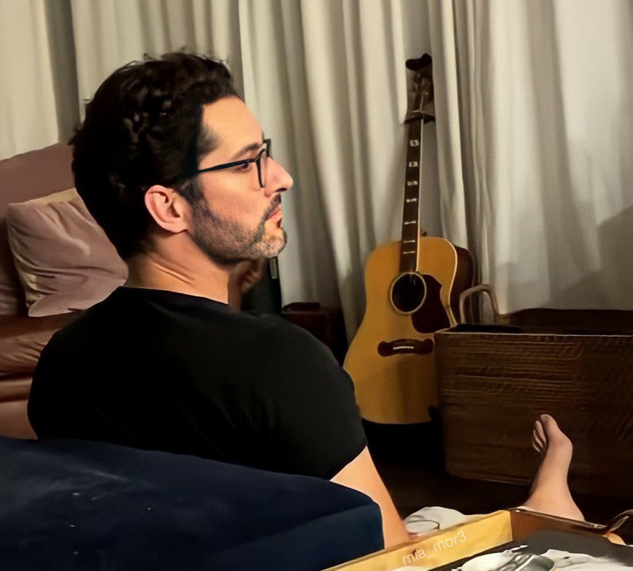 happy sunday beautiful people😍 here’s tom and his guitar 🥰🥰 
#TomEllis