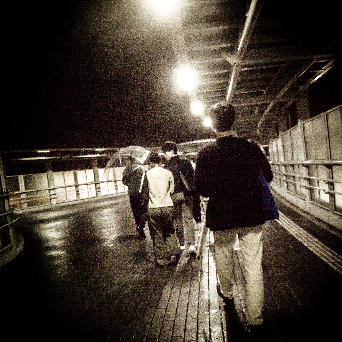 tominaritetsu's tweet photo. これを撮った時Joy Divisionのレコードジャケットっぽくない?と一瞬思ったが後でよく見たら全くそんなことはなかった。最近雨が多いね。
#snapshot #nightview #joydivision #factoryrecords #lpcover https://t.co/uAF3NTlNvm