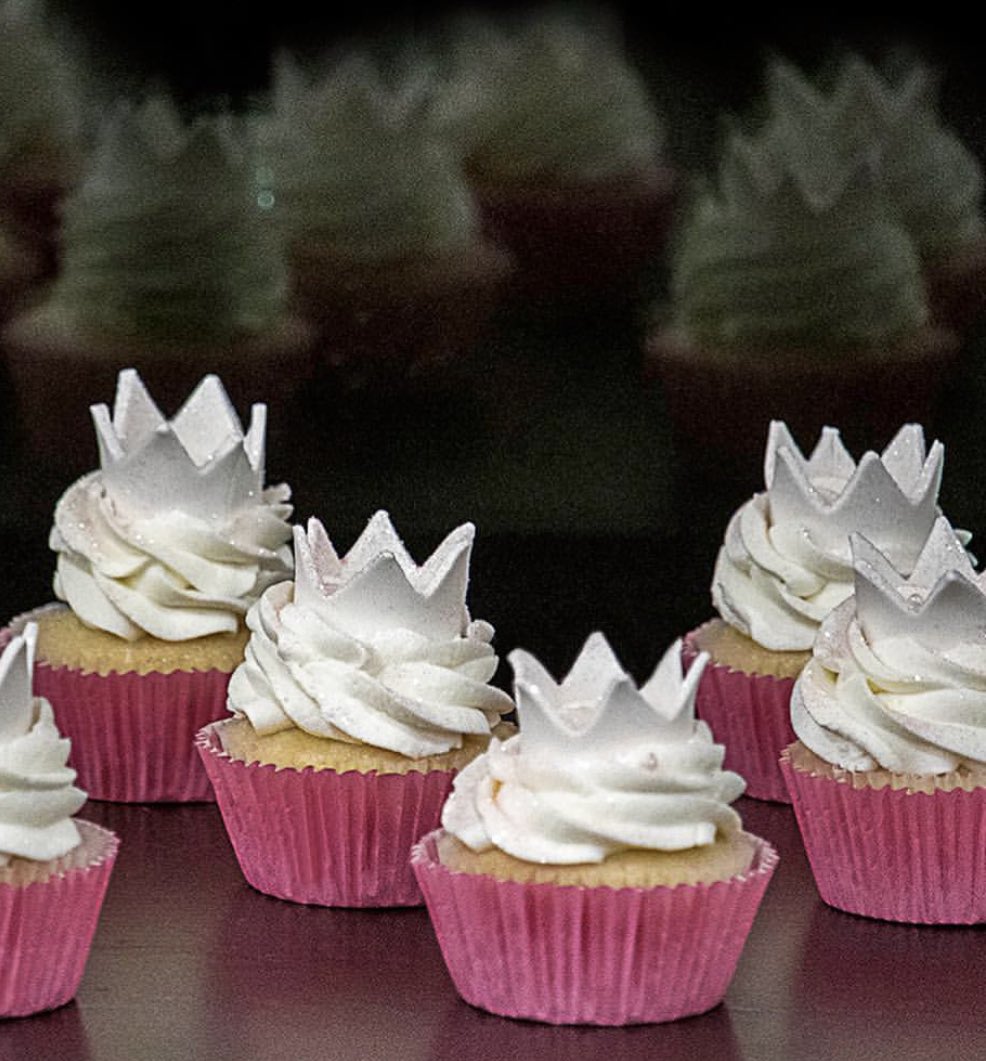And we can’t forget the #princess cupcakes too! 👑 👑 instagram.com/wearecakehv?ig…

#customcakes #customcake #cakedecorating 
#birthday 
#cupcake #cupcakes