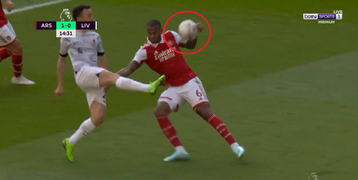 empireofthekop's tweet photo. How the HELL is this not a handball? Arm's in an unnatural position, no? 😂 https://t.co/RAf6QMIYAE