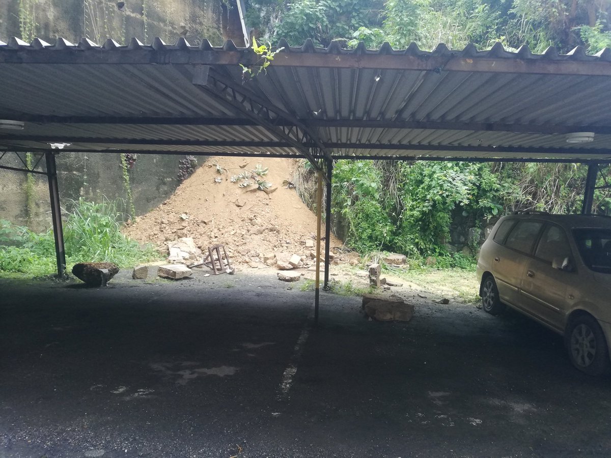 RCR750's tweet photo. #Derrumbe en el Conjunto Residencial Las Rocas de La Boyera, están en riesgo las bases de una de las torres. Piden ayuda https://t.co/fe0d2Uo6CF