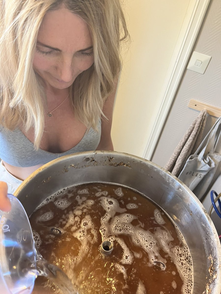 vbrygg's tweet photo. Muggabrygg med sitt første brygg i dag. Den heter Mugshot, en kraftig stout. @ElinSrdal har full kontroll. https://t.co/InkRDIXtgu
