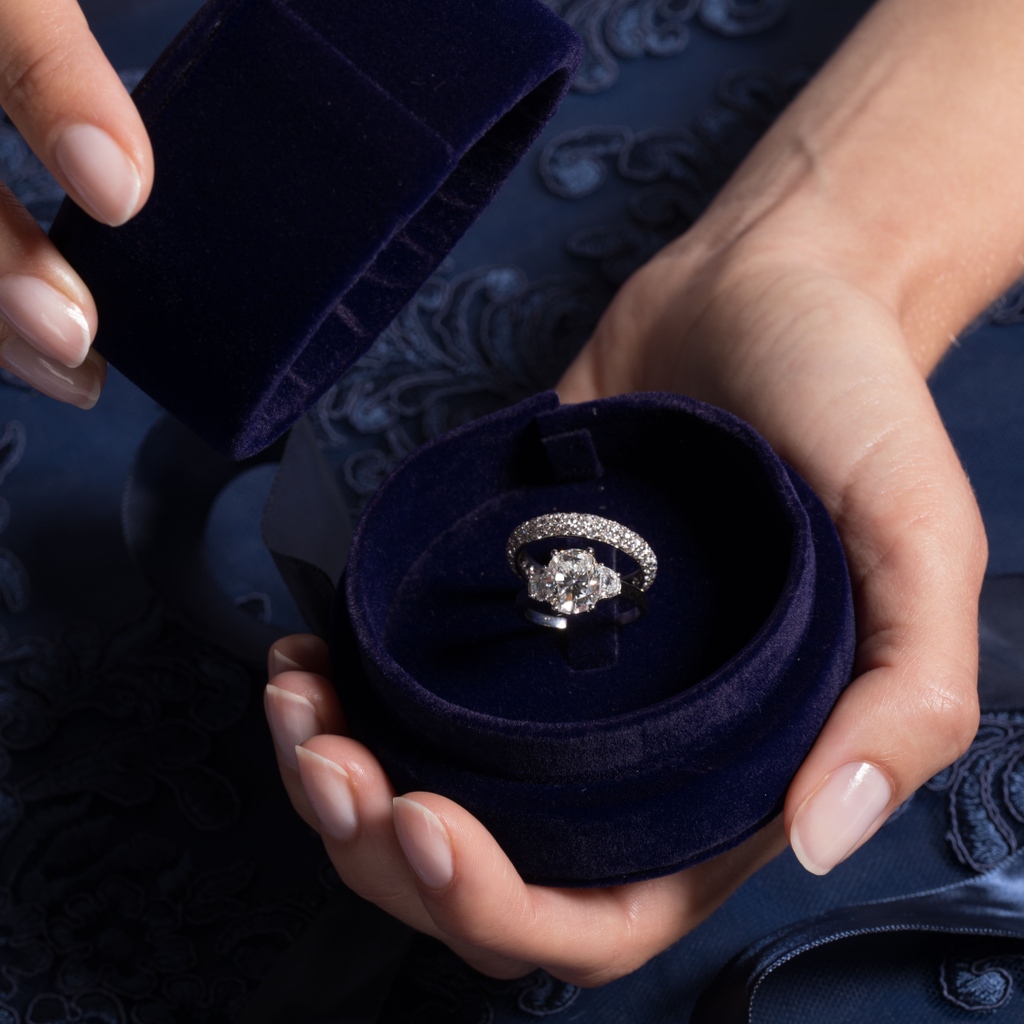 DesignerDiam0nd's tweet photo. WHAT A DREAM

Wer würde sich auch über dieses Schmuckstück freuen? 😍

#conflictfree #ring #verlobungsring #trauringe #paarringe #paarschmuck #diamanten #designerdiamonds #jewelry #diamondrings #lovediamonds #liebesgeschenke 
#RoyalAsscher #WeCutForBeauty https://t.co/NN8KrtJS26