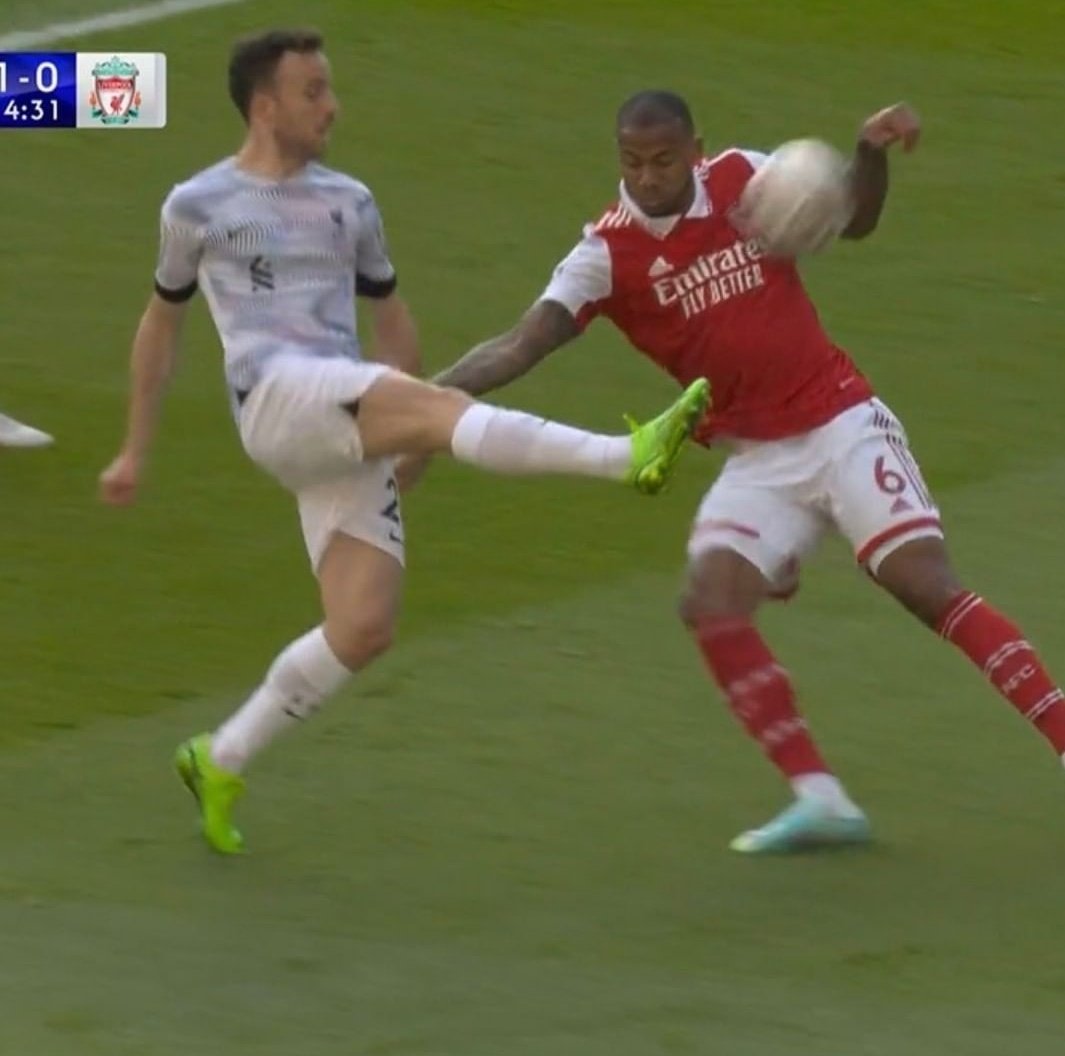 Football___433's tweet photo. Should of been a penalty. https://t.co/HQdJgV9smM