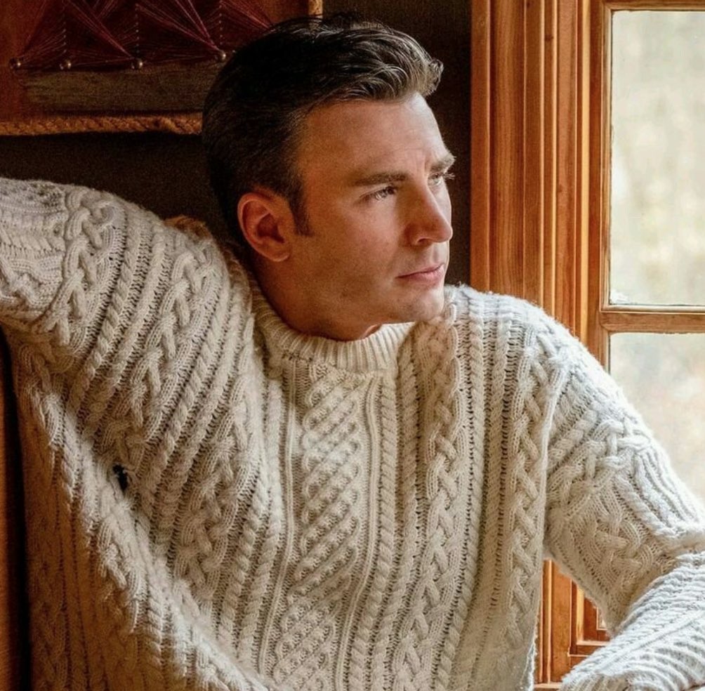 monnn11's tweet photo. Happy Chris Evans’ sweater season 💕 https://t.co/TZDF7STLa6