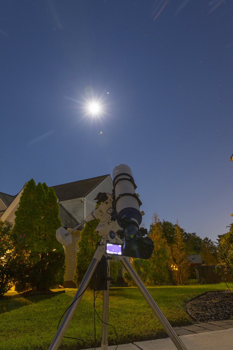 rami_astro's tweet photo. I composited the Full Hunter Moon next to Jupiter to show how both would look like next to each other as seem from Earth. The full Hunter Moon will peak today around 5 pm and will still be visible tomorrow #huntermoon #fullmoom #jupiter https://t.co/IZu03cOK1w