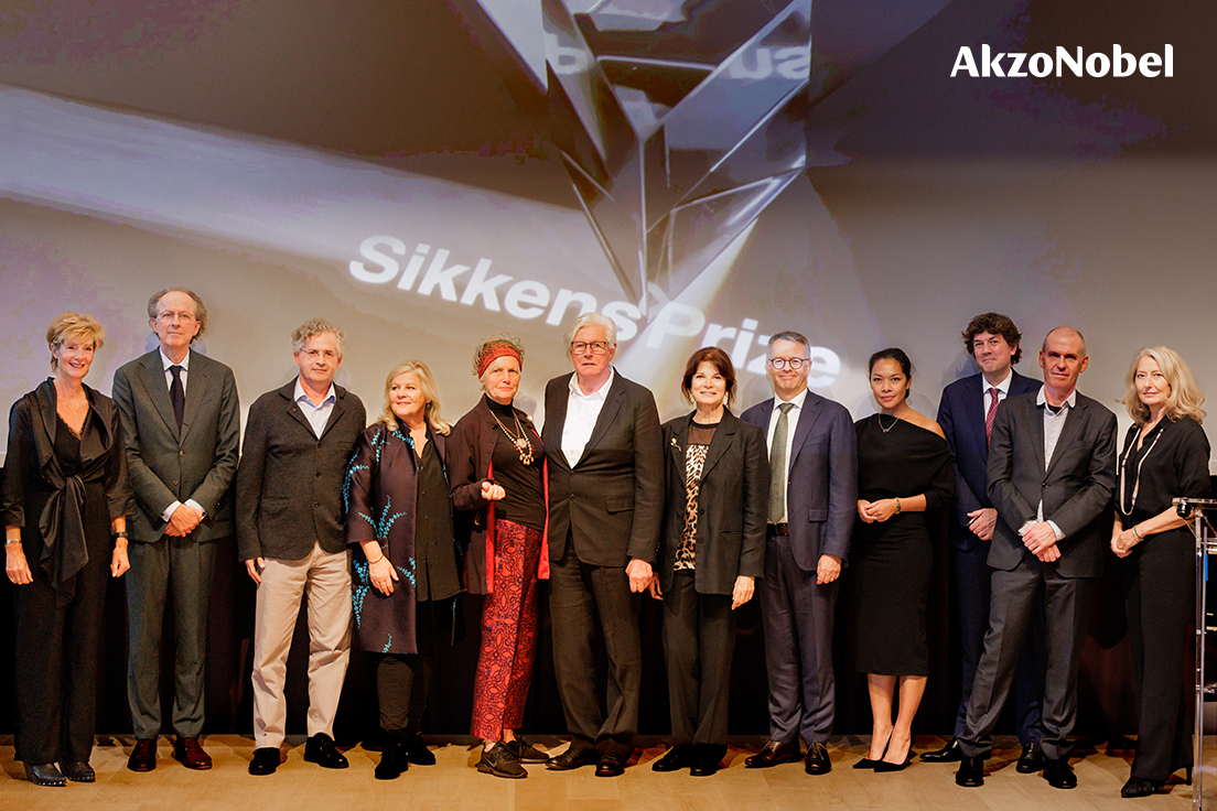 Dutch landscape architect Piet Oudolf receives the 2022 Sikkens Prize – standing together with 2020 winner, American planetologist Carolyn Porco. Piet finds his color inspiration in the earth while Carolyn finds hers in the sky. #Sikkens #AkzoNobel @AkzoNobel