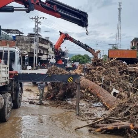 neyckerbarreto's tweet photo. 📣Ejecutan el despeje de sedimento, para despejar las vías de acceso, búsqueda, rescate, y el análisis de toda la zona, gobierno nacional y regional activado para dar respuesta inmediata. 

@NicolasMaduro
@Soykarinacarpio 
@GobiernoAragua_
@Zoedanaraguapc

#Aragua 
#Tejerías https://t.co/uUp4fm14Ti