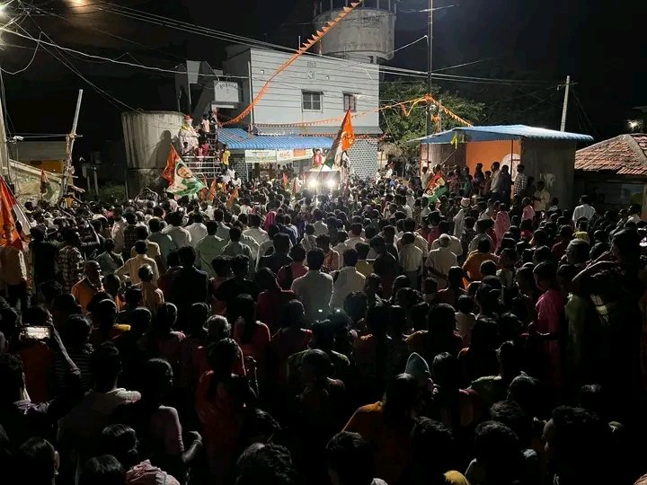 LutyensMediaIN's tweet photo. तेलांगना कांग्रेस अध्यक्ष रेवंत रेड्डी मुनगोडू में देर रात पार्टी प्रत्याशी के लिए जनसंपर्क करते हुए!!
#gujaratElection2022 https://t.co/EOUBU5cFq8