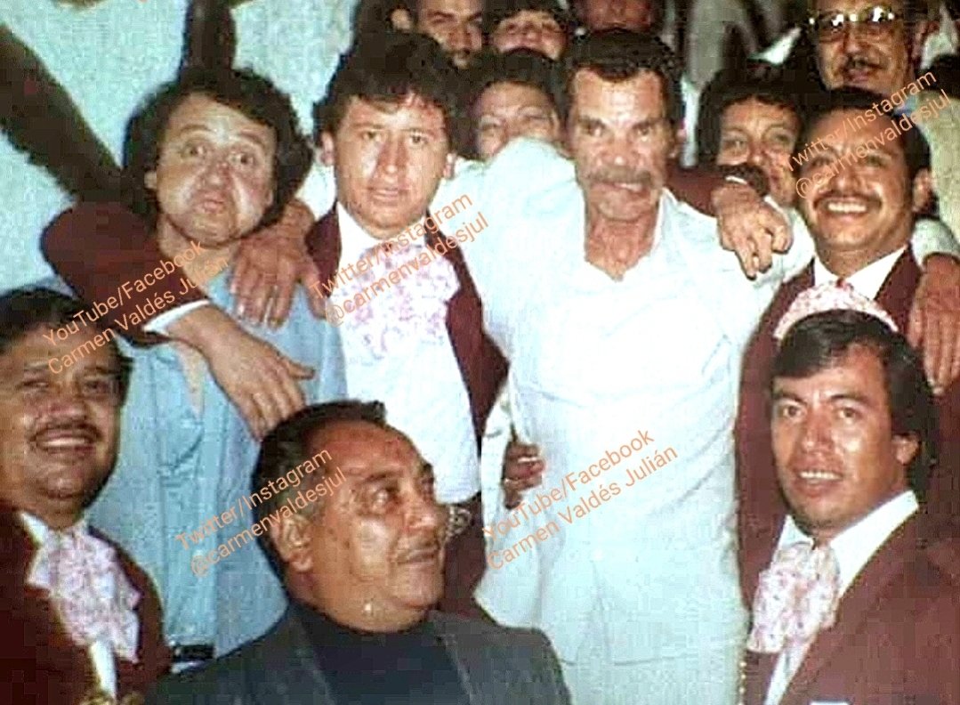 CarmenValdesJul's tweet image. Que maravilloso momento, mi amado padre #RamonValdes con mi querido amigo #CarlosVillagran lo increíble de esta foto es que los dos están haciendo caras de sus personajes tan entrañables de #DonRamón y #Quico tal vez fue en el año 1982 en su llegada a #Venezuela dos grandiosos!!
