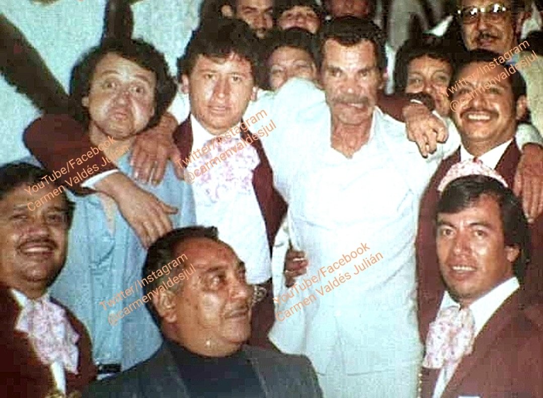 Que maravilloso momento, mi amado padre #RamonValdes con mi querido amigo #CarlosVillagran lo increíble de esta foto es que los dos están haciendo caras de sus personajes tan entrañables de #DonRamón y #Quico tal vez fue en el año 1982 en su llegada a #Venezuela dos grandiosos!!