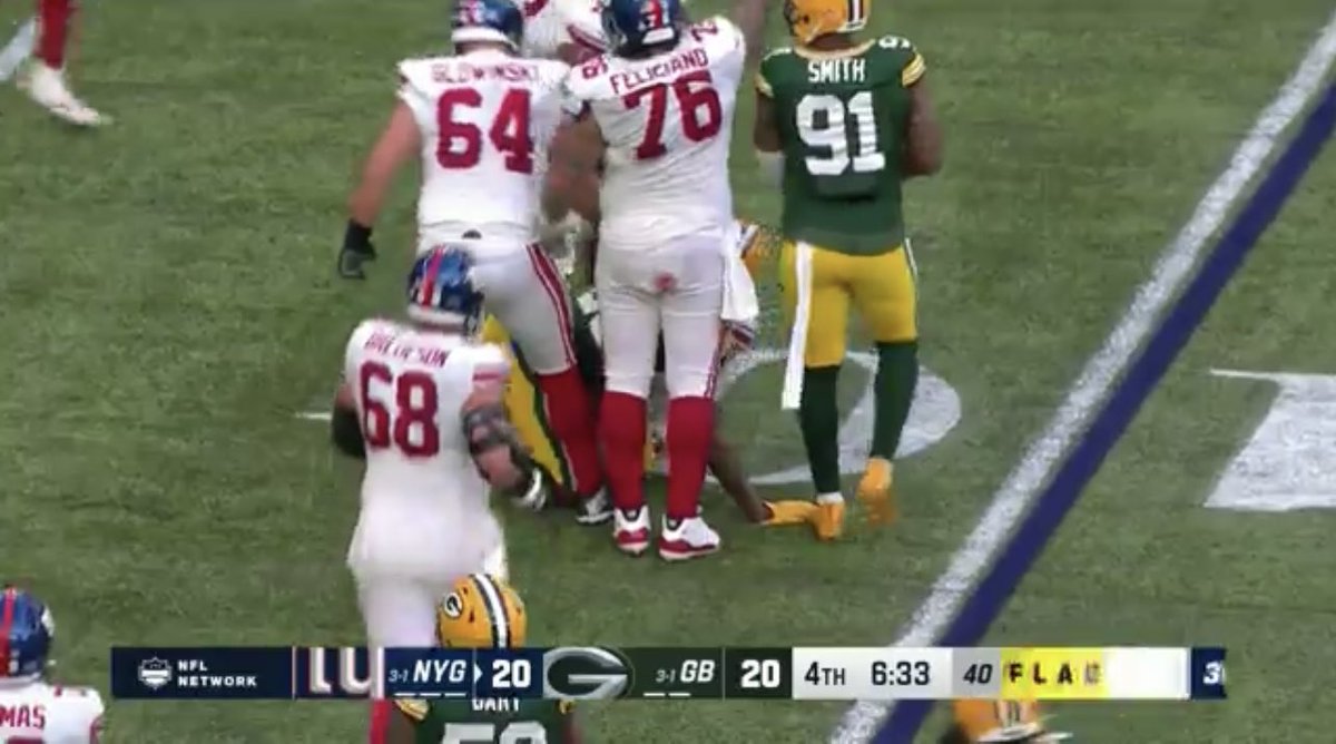 PFTCommenter's tweet photo. Daniel Jones hand is bleeding all over his centers’ butthole https://t.co/MsnhZVqgri