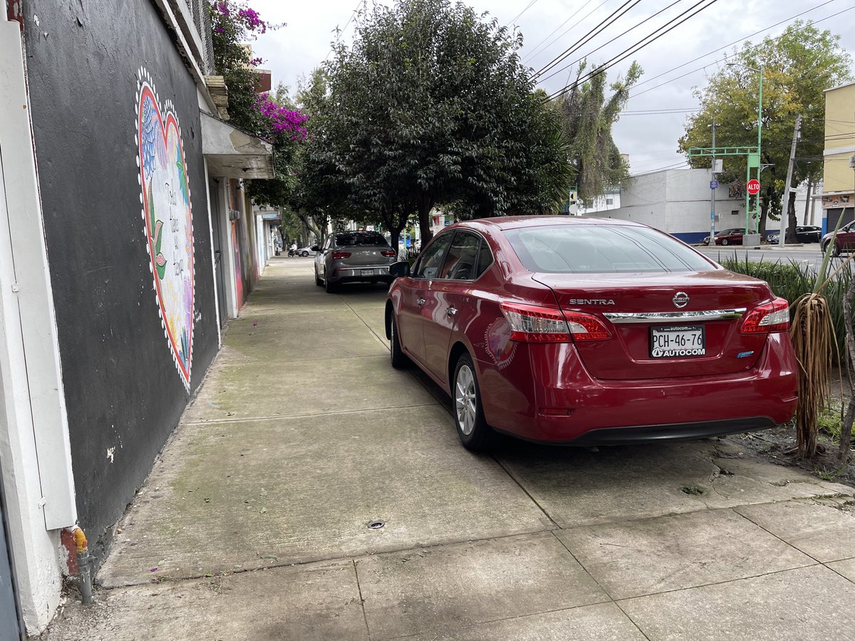 luislzrg's tweet photo. Autos estacionados sobre banqueta, ya se han reportado varías veces @OVIALCDMX @UCS_GCDMX en eje central casi esquina con Necaxa https://t.co/k1JJa8yHSN