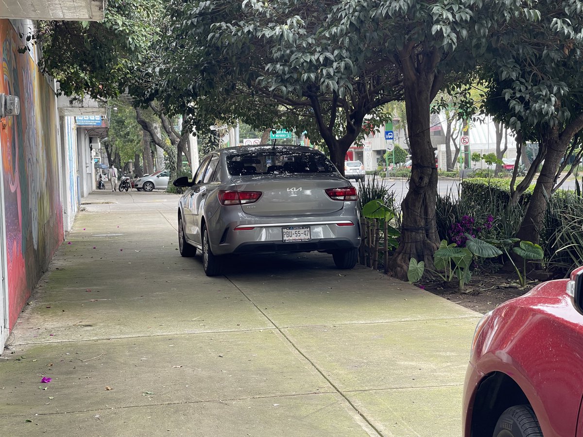 luislzrg's tweet photo. Autos estacionados sobre banqueta, ya se han reportado varías veces @OVIALCDMX @UCS_GCDMX en eje central casi esquina con Necaxa https://t.co/k1JJa8yHSN