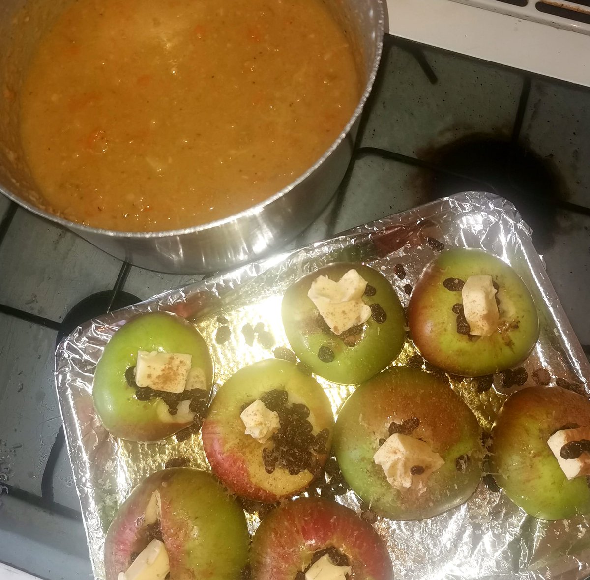 AdrianBryan42's tweet image. Treating my girl to a home made Winter warming root vegetable soup and she she's treating me to sweet &amp;amp; sticky local baked apples 😋 #ComfortFood #GoodCompany #ByTheFire