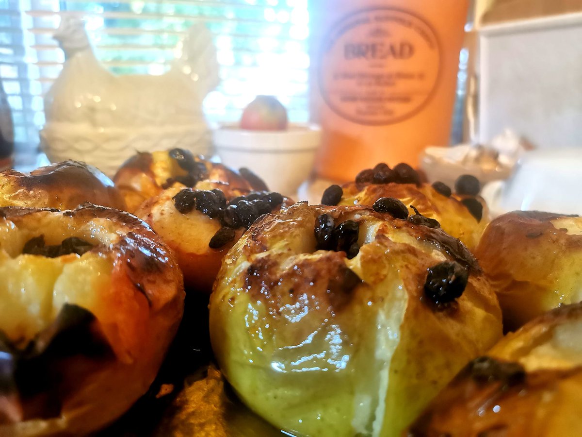 AdrianBryan42's tweet image. Treating my girl to a home made Winter warming root vegetable soup and she she's treating me to sweet &amp;amp; sticky local baked apples 😋 #ComfortFood #GoodCompany #ByTheFire