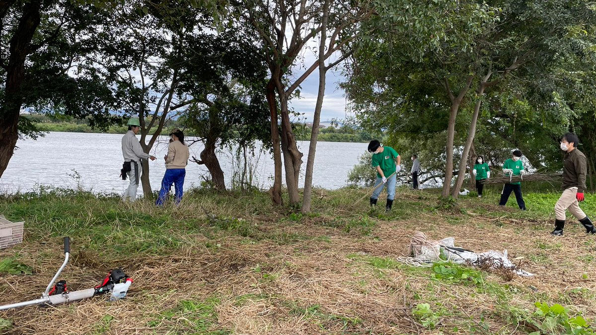 s_ecocivil's tweet photo. 本日は、淀川河川公園　点野（シメノ）にて河川整備・ごみ拾い・成果報告を行いました。
午後からは雨が降ってきましたが、みなさん頑張っていました😊👍

ゴミ拾いや広場の整備が終わったあとの達成感はたまりません😁👍

#摂南大学 https://t.co/PEFMd92zK9