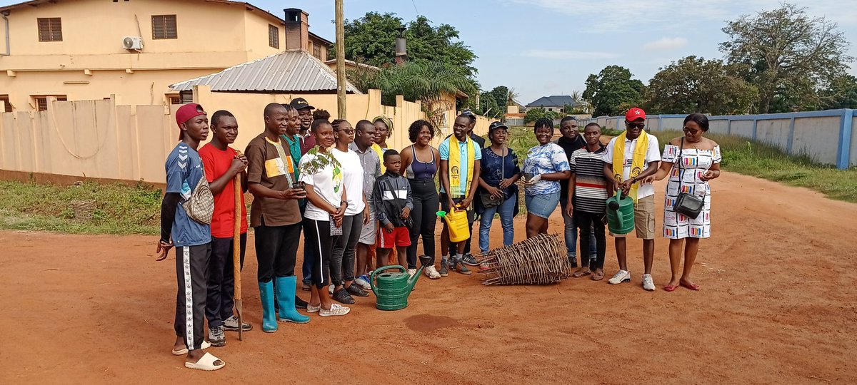 elhadjham's tweet photo. Bonheur de #Lomé après le planting des #arbres au #CMS #AGOE #CACAVELI. Purificateur d'air, l'arbre est un compagnon de #nature qui facilite notre qualité de vie surtout en milieu #urbain. 
#TgTwittos . https://t.co/AaO8kW4zOD