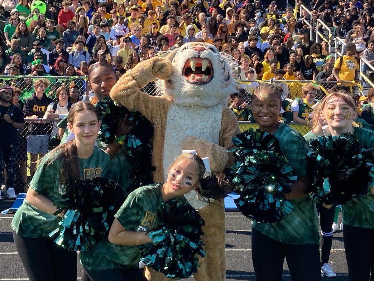 hcpss_wlhs's tweet photo. Our defending @wildelakecheer county champs brought the skill &amp; spirit all Homecoming weekend! 💚💛 https://t.co/00jCFxdquM