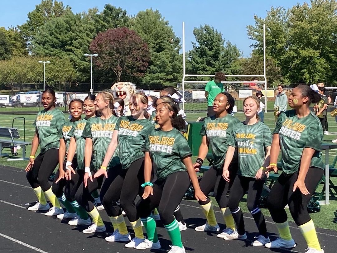 hcpss_wlhs's tweet photo. Our defending @wildelakecheer county champs brought the skill &amp; spirit all Homecoming weekend! 💚💛 https://t.co/00jCFxdquM