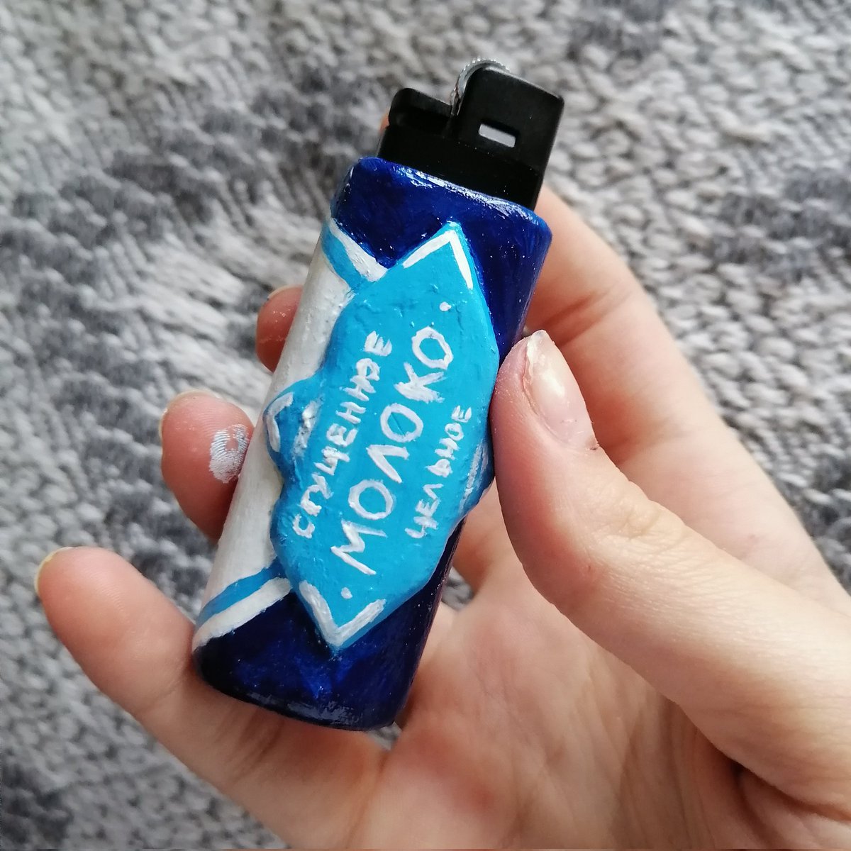 её пять лет не было в триттере, но она сделала пиздейшую зажигалку и решила выложить

она типо двухсторонняя и на ней всё что я люблю или любила когда-то