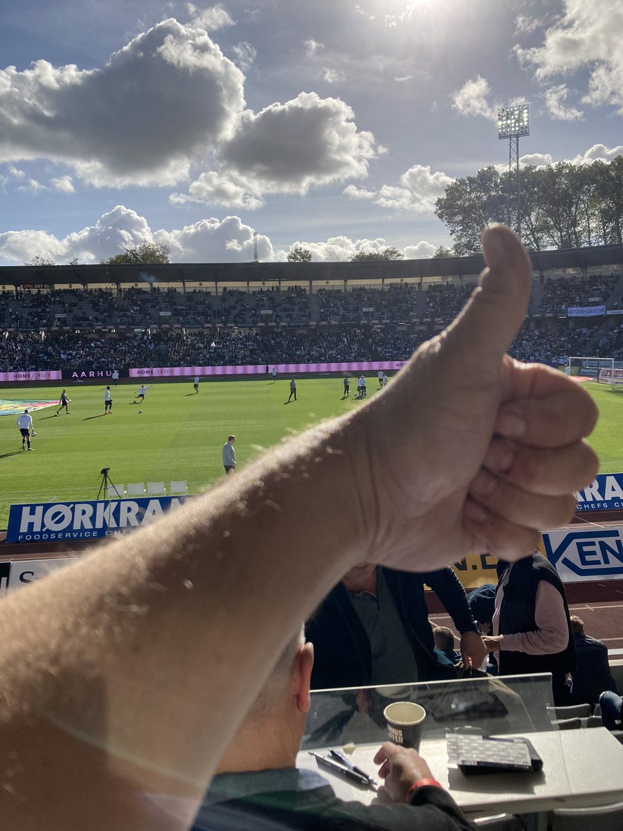 Korte ærmer i oktober!!
Håber kampen mellem <a href="/AGFFodbold/">AGF</a> og <a href="/fcmidtjylland/">FC Midtjylland</a> lever op til vejret på et udsolgt stadion i Århus. <a href="/Superligaen/">3F Superliga</a> 
Lyt med i LIGA på P4 kl. 14.00 … det bliver hyl 👍😀