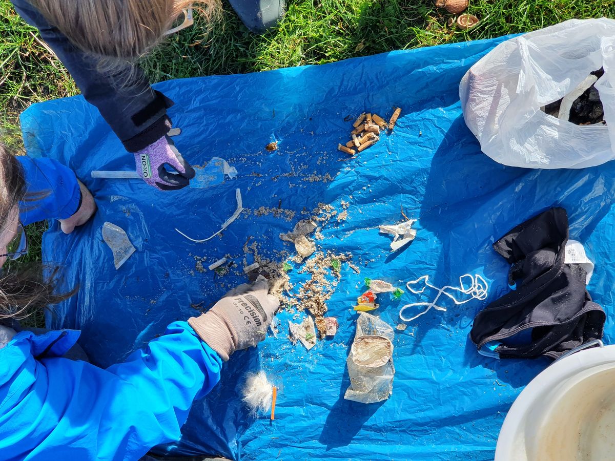 KielNabu's tweet photo. Heute: #CoastalCleanup Q4 am #Leuchtturm #Friedrichsort - vermisst jemand seine Badehose ? Die haben wir eingesammelt - und wieder einmal jede Menge Zigarettenkippen => #Rauchverbot am Strand ! https://t.co/5VkWDHk03x