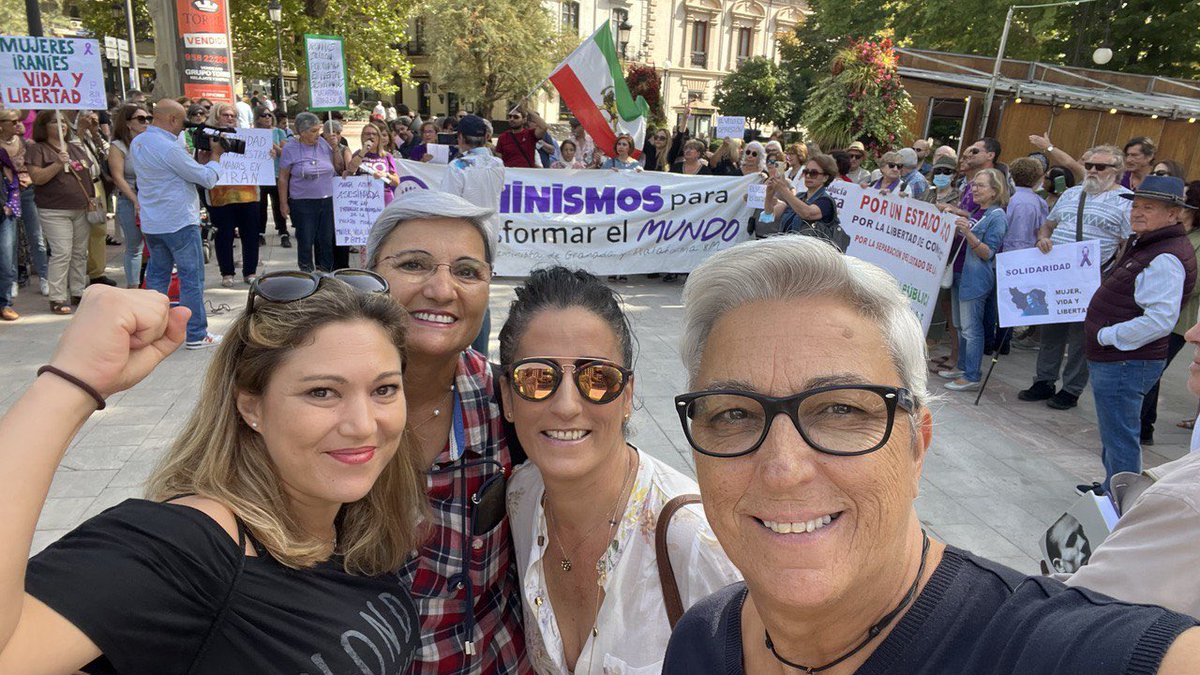 Grupo de mujeres de <a href="/ASOGRA_/">ASOGRA</a> y <a href="/MSordas10de/">M.Sordas10deFebrero</a> participan en la manifestación en #solidaridad con las mujeres iranies #incluidas las #mujeressordas de aquel país.¡La libertad es un derecho! #IranRevolution2022