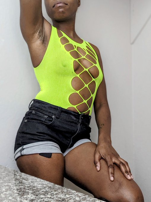 Aweeee🫠 look at you just Green with Envy knowing you'll never get to touch https://t.co/bPsulFC9Cg