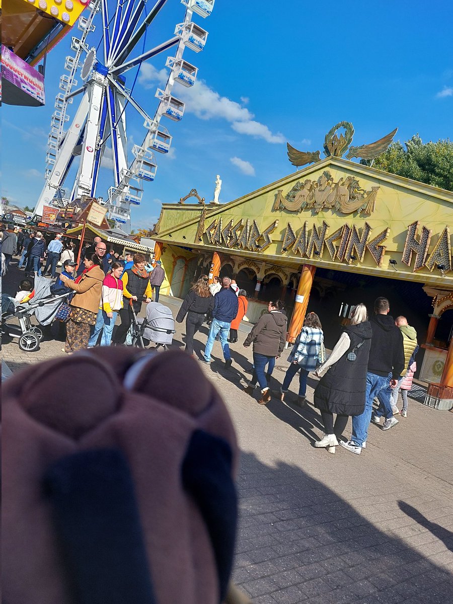 AmeiseMitAxt's tweet photo. Heute sind die Menschen und ich mal als normale Gäste aufm #Kramermarkt - so ganz ohne #Dienstflosse.
Obwohl...der Mensch telefoniert schon wieder https://t.co/DvRLl4MW5y
