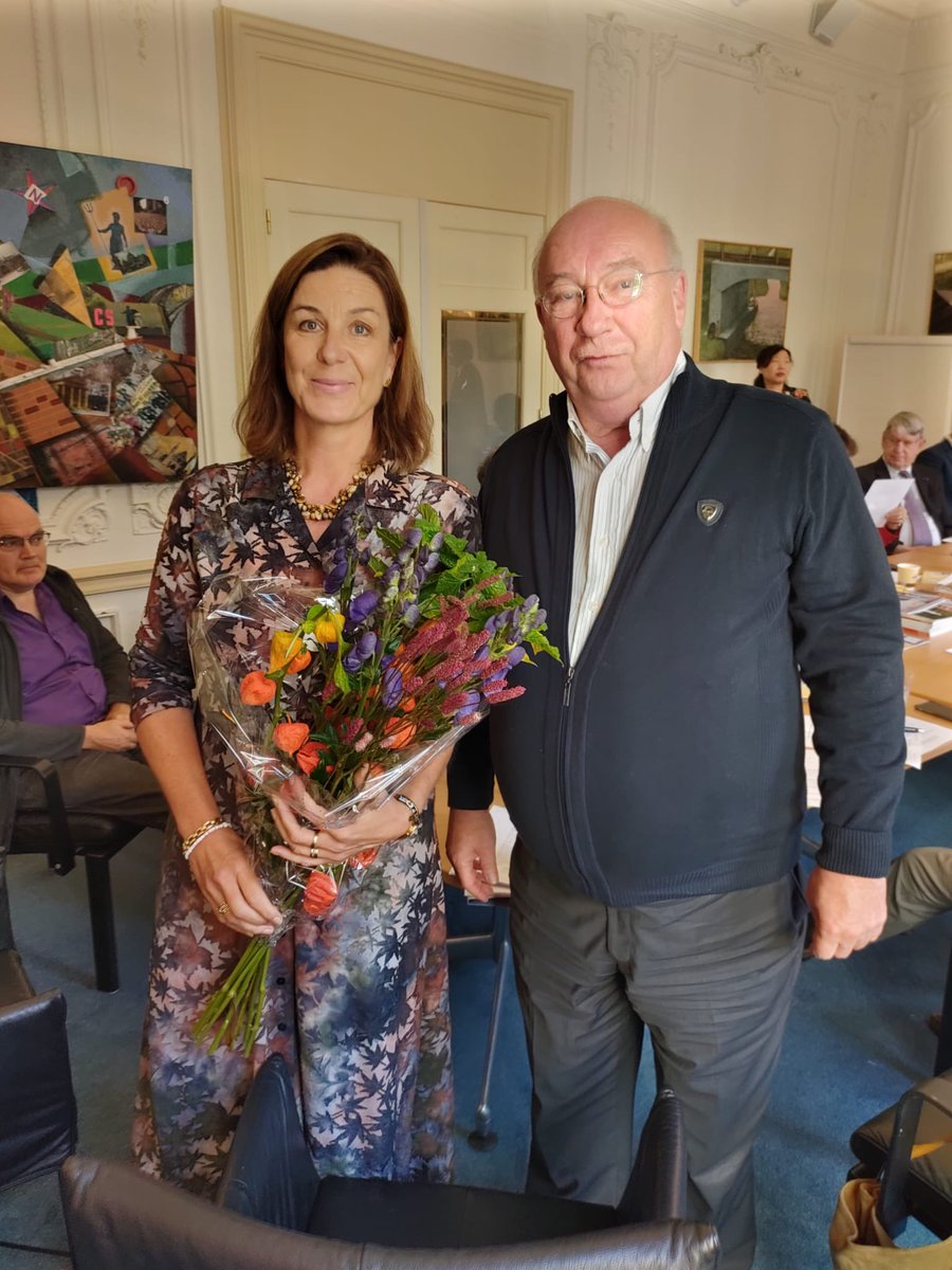 Ik ben gisteren opgevolgd door Monique_Knapen als voorzitter van de Vereniging Nederland China. Ik wens haar heel veel succes!