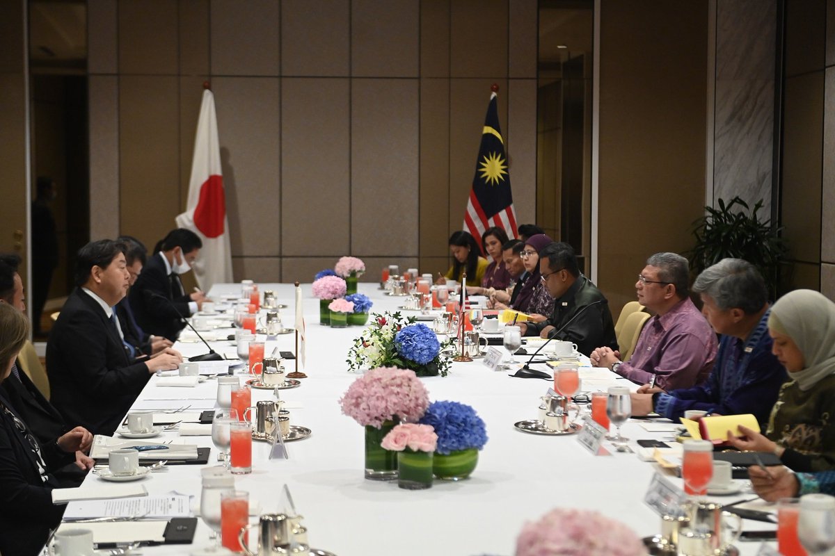 saifuddinabd's tweet photo. A warm welcome to my counterpart from Japan, Foreign Minister H.E. Yoshimasa Hayashi @hayashi09615064 and his delegation to Malaysia, as we commemorate 65 years of 🇲🇾 - 🇯🇵 diplomatic relations and the 40th anniversary of the Look East Policy #LEP40. https://t.co/9ovP3WjZ6a