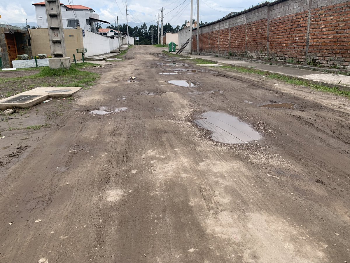 <a href="/mruminahui/">Municipio de Rumiñahui</a> Es una mentira!!!! así está la calle pacha solo hicieron el alcantarillado pluvial nada de adoquinado prácticamente seguimos como Antes!!!