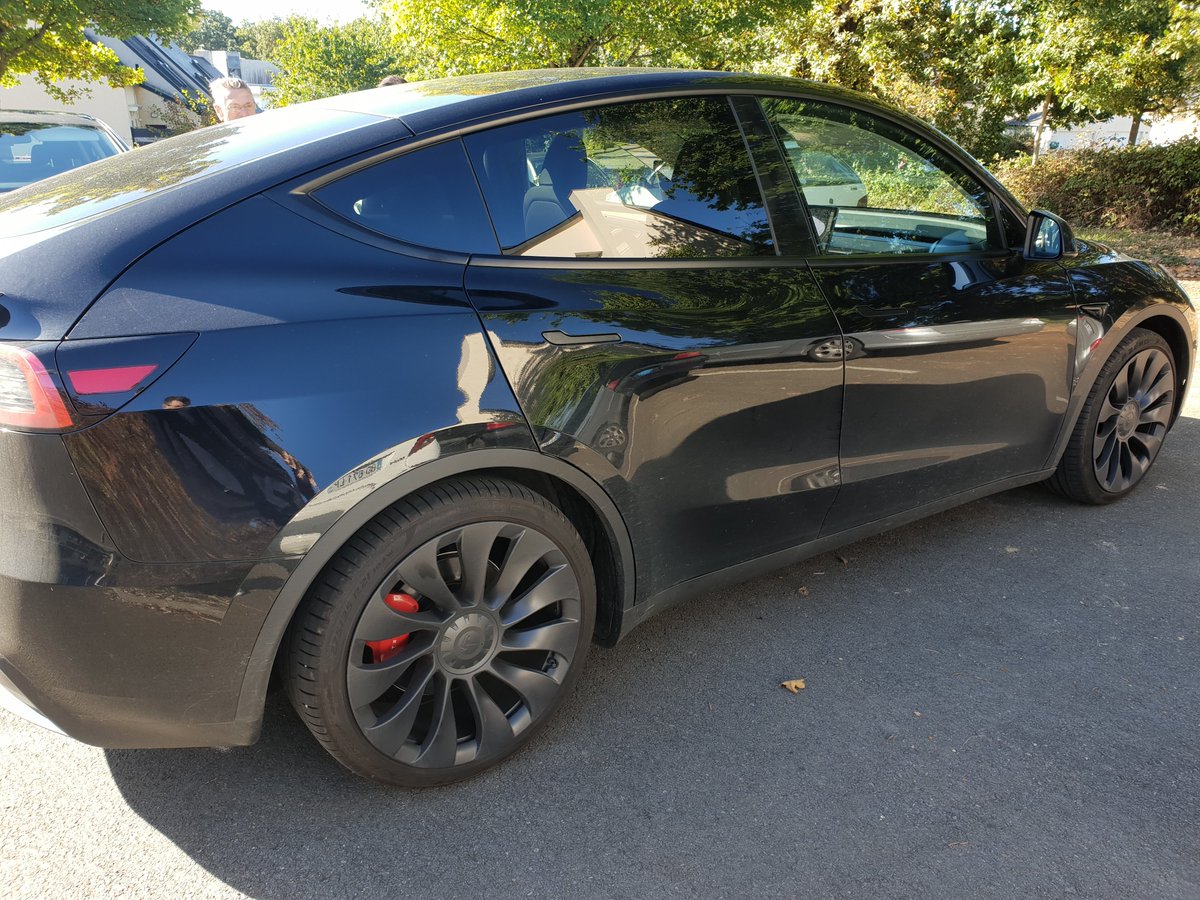b_stey's tweet photo. Essai de la Tesla Model Y Performance. Les jantes et les étriers de frein rouges en disent long. De 0 à 100 km/h en 3,7 sec ça décoiffe 😱 https://t.co/QCDfghJi3O