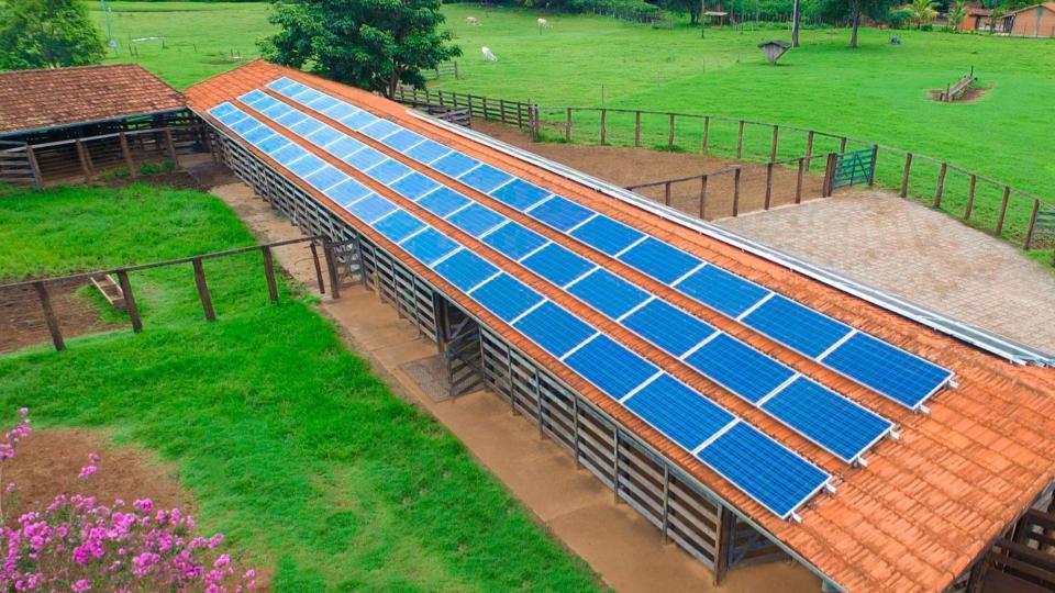 bluesol's tweet photo. De energia solar a gente entende e de usina solar fotovoltaica também! 😎 Essa usina, instalada no telhado foi para a Beabisa Agricultura, na cidade de Morro Agudo (SP). 👏

São 24,80 kWp de muita economia e energia limpa! Ficou top, top! 🤩

#bluesol #energiasolar #fazenda https://t.co/hGomhcL8CK