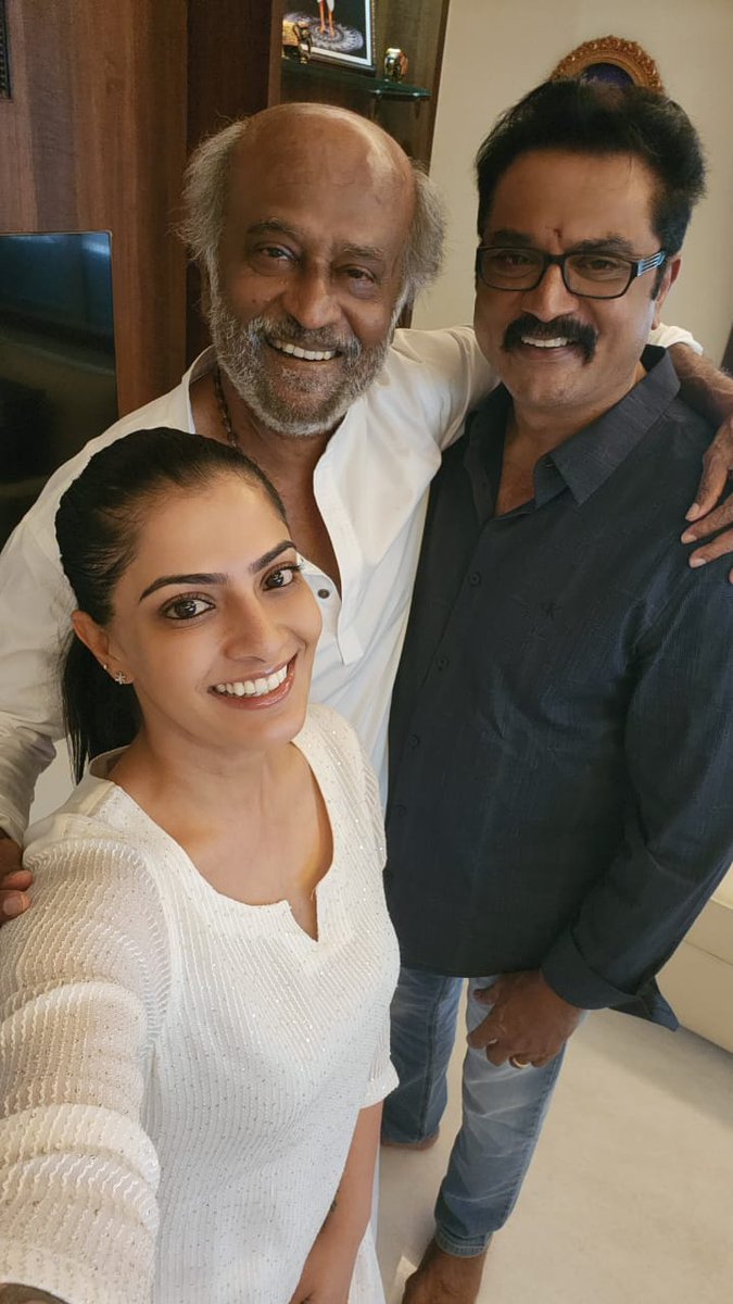 varusarath5's tweet photo. Best Sunday everrr..thank you @rajinikanth sir for meeting with us n spending an hour discussing appa in #PonniyinSelvan @realsarathkumar talking to me about my work..he oozes with so much love, positivity n calmness..just wanna hug him n never let him go..#Superstar forever https://t.co/RbyWyMAIoz