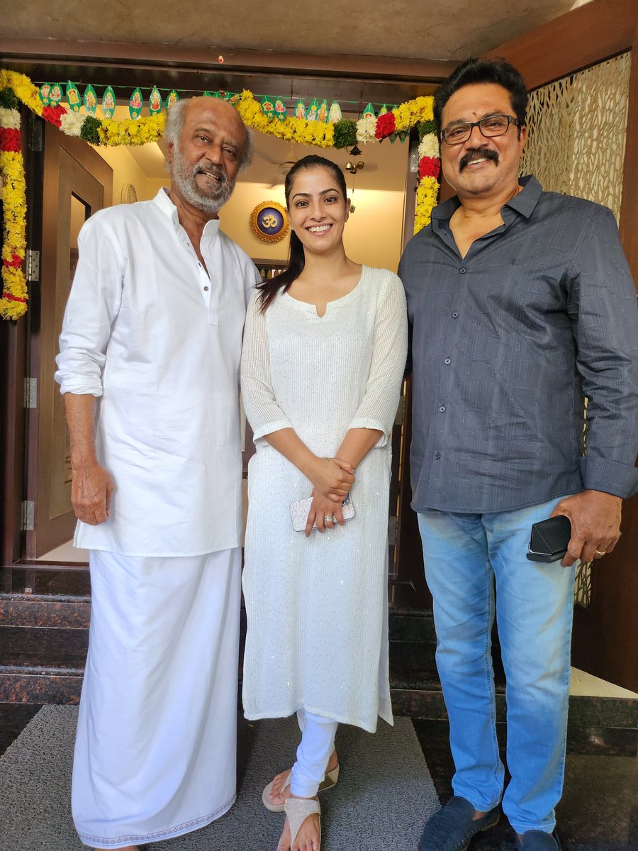varusarath5's tweet photo. Best Sunday everrr..thank you @rajinikanth sir for meeting with us n spending an hour discussing appa in #PonniyinSelvan @realsarathkumar talking to me about my work..he oozes with so much love, positivity n calmness..just wanna hug him n never let him go..#Superstar forever https://t.co/RbyWyMAIoz