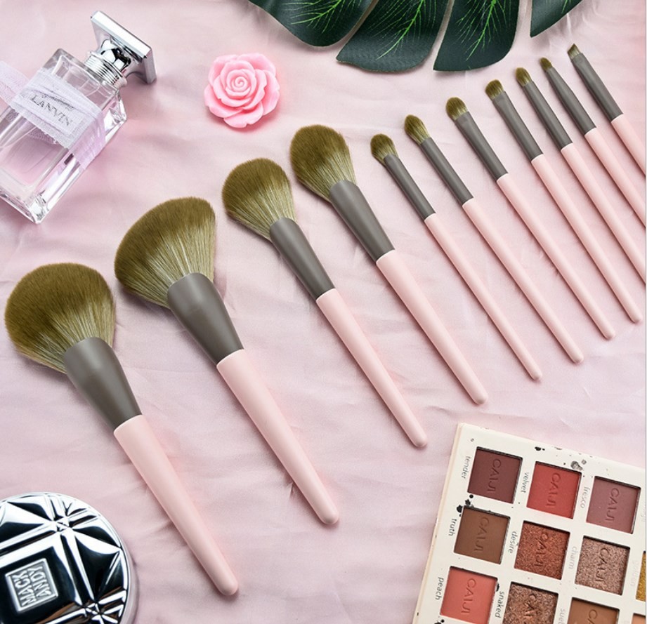 iamdeadsss's tweet photo. https://t.co/yiRXWsuCIC  #makeupbrushes for giving you good experiences on  #eyemakeup. It includs blending brush, different size eyeshadow brush, lip brush, anyle brow brush, lip brush etc..

Discover more: https://t.co/yiRXWsuCIC

 #brushset  #eyemakeupbrushes https://t.co/QfynjfmDwR