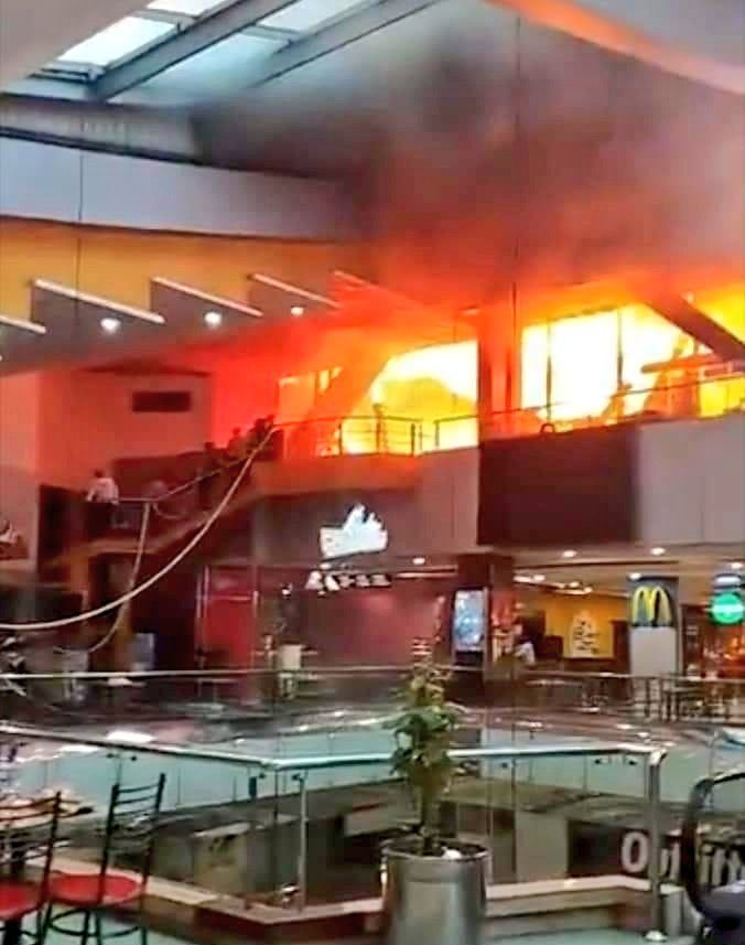 MaheenFaisal20's tweet photo. The fire ignited in the food court. 
😣🤲🏻 #Centurus https://t.co/EadyCEY0sG