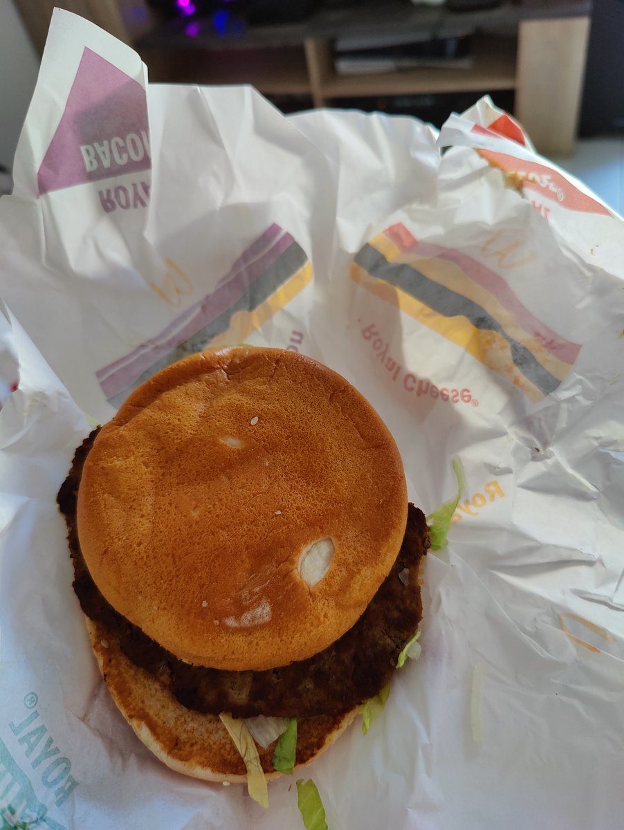 j20cent's tweet photo. @McDonaldsFrance c'est ça le Royal Deluxe ? Il n'a rien de Royal ni de Luxe... 
#Downsizing #McDonalds https://t.co/UDubBKpR1r