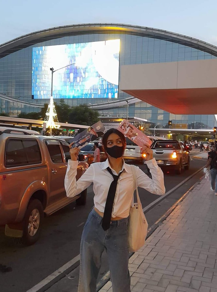 bbsungwon's tweet photo. hello carats! im the potchi girl kanina 💗 say hi if nabigyan ko kayooo~ enjoy sa concert #BeTSinMANILA #BeTheSunManila https://t.co/rmfEO7tllu