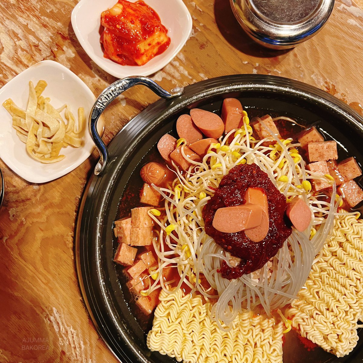 ajummabakorea's tweet photo. #รีวิวเกาหลี 🇰🇷 บูแดจิเกร้านลุงฮงแด ร้านนี้คนเกาหลีบอกว่าเป็นบูแดจิเกต้นตำหรับแบบดั้งเดิม อยากรู้ว่าเป็นไงมาลองได้
>ร้านนี้เปิดมา 40 ปีแล้ว 
>เนื่องจากบหลายๆร้านมักชอบใส่นั่นใส่นี่เยอะๆแล้วบางทีรสชาติมันจะแปลกๆคนเกาเค้าเลยมักจะหาร้านที่ไม่ใส่อะไรเยอะ เน้นความดั้งเดิมกินกัน (1) https://t.co/h1sM7axuNM