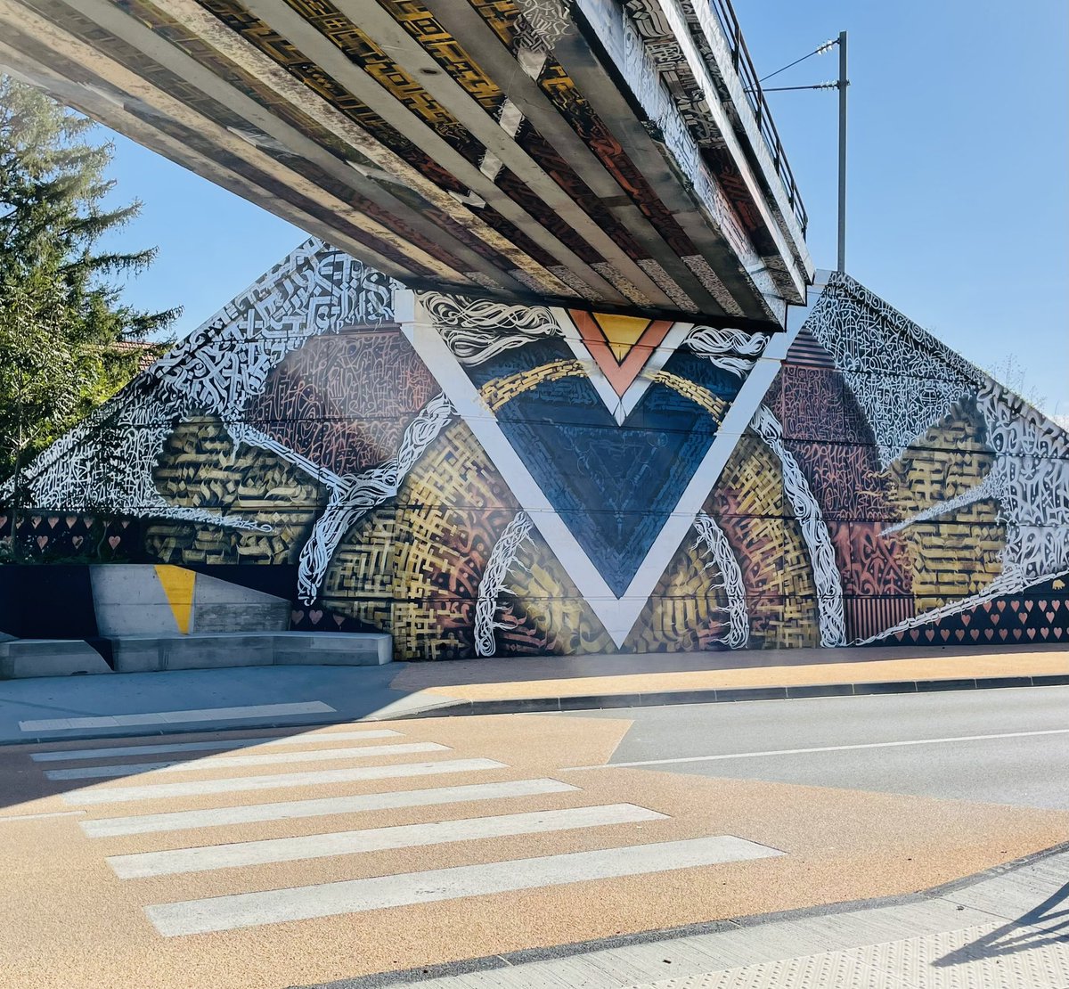 🚲 Balade en pleine verdure 🌿 et voir cette œuvre #streetart à <a href="/VilledeRiom/">VILLE DE RIOM</a> 😍 La plus grande œuvre régionale de street-art en commande publique, réalisée par le graffeur Rino 👍